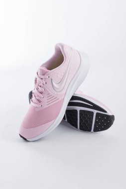 Beyaz arkaplanda gölgeli NIKE ayakkabıları