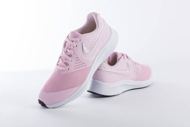 Beyaz arkaplanda gölgeli NIKE ayakkabıları