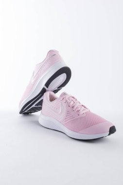 Beyaz arkaplanda gölgeli NIKE ayakkabıları
