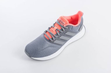 KADINLAR için tasarlanmış ADIDAS spor ayakkabıları, beyaz arka planda gri ve pembe