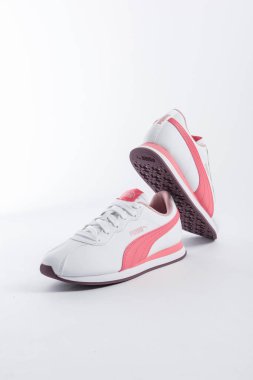 PUMA spor ayakkabıları kadınlar için tasarlanmış, beyaz arka planda pembe