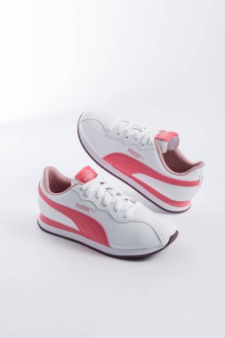 PUMA spor ayakkabıları kadınlar için tasarlanmış, beyaz arka planda pembe