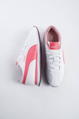PUMA spor ayakkabıları kadınlar için tasarlanmış, beyaz arka planda pembe