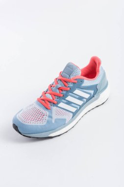 Kadınlar için ADIDAS rahat ayakkabılar beyaz arka planda izole edilmiş kayma karşıtı teknoloji.