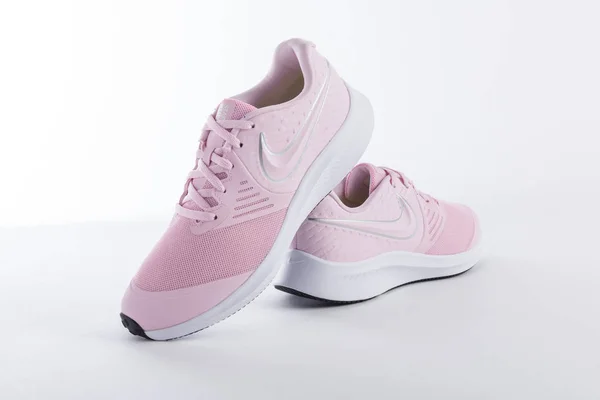 Zapatillas Nike Sobre Fondo Blanco Con Sombras —  Fotos de Stock
