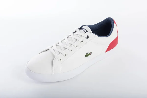 Lacoste Zapatillas Blanco Con Detalles Rojos Fondo Blanco Para Promover —  Fotos de Stock