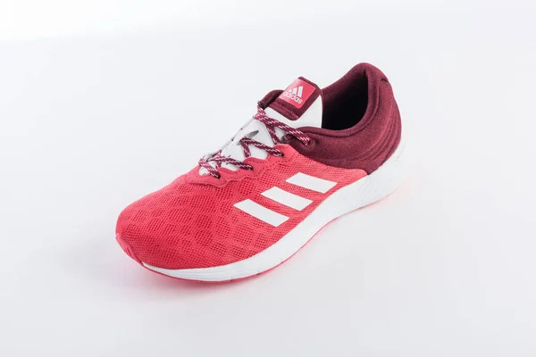 Sapatos Esportivos Adidas Com Design Para Mulheres Rosa Vermelho Fundo — Fotografia de Stock