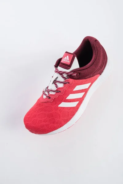 Adidasスポーツシューズ女性 ピンクと白の背景に赤のためのデザイン — ストック写真