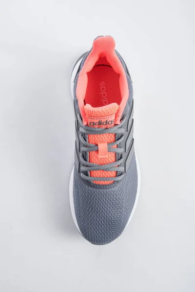 白色底色灰粉色女用Adidas运动鞋 — 图库照片