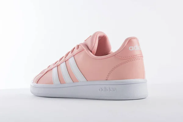 Zapatos Deportivos Adidas Para Mujeres Fondo Blanco —  Fotos de Stock