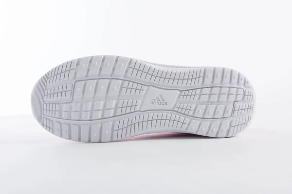 ブランドの詳細を持つ女性のためのAdidasの靴 白の背景にピンク — ストック写真