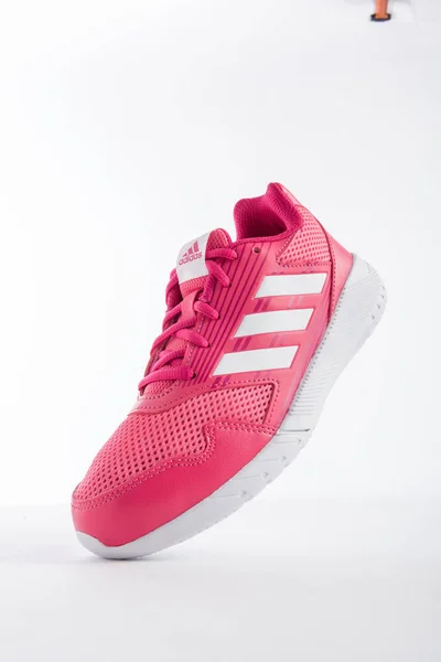 Zapatos Adidas Para Mujeres Con Detalles Marca Rosados Sobre Fondo —  Fotos de Stock