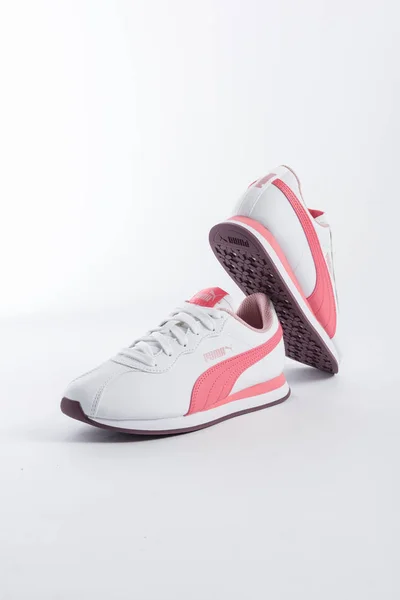 Sapatos Esportivos Puma Com Design Para Mulheres Rosa Sobre Fundo — Fotografia de Stock