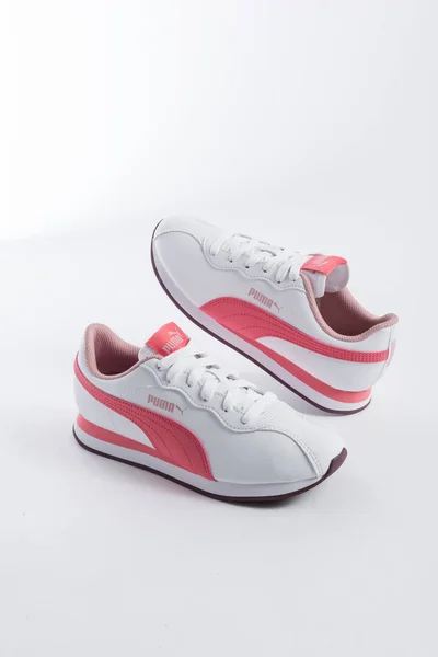 Zapatos Deportivos Puma Con Diseño Para Women Rosa Sobre Fondo —  Fotos de Stock