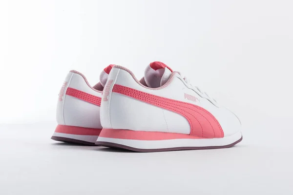 Puma Spor Ayakkabıları Kadınlar Için Tasarlanmış Beyaz Arka Planda Pembe — Stok fotoğraf