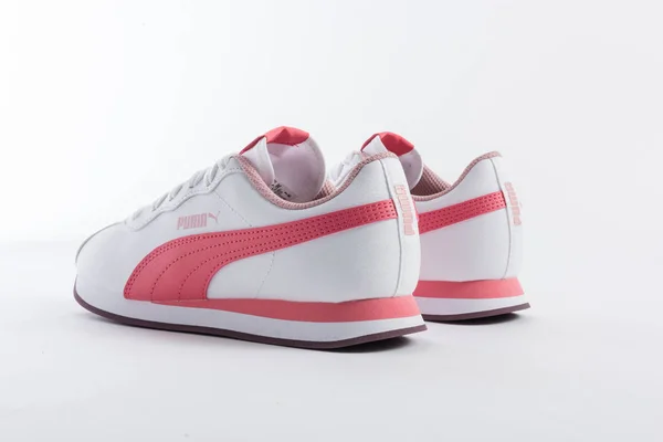 Sapatos Esportivos Puma Com Design Para Mulheres Rosa Sobre Fundo — Fotografia de Stock