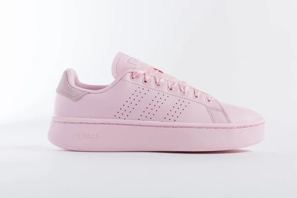 Adidas牌女鞋 白色背景粉色 — 图库照片