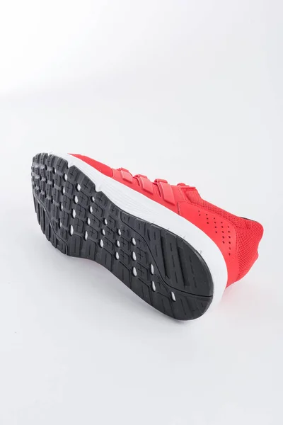 Tênis Adidas Com Detalhes Marca Vermelho Sobre Fundo Branco — Fotografia de Stock