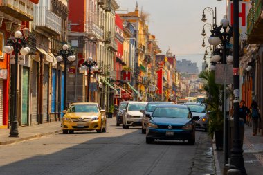 Puebla 'da günlük hayat Covid-19 sağlık durumu sırasında, yüz maskeleri, kapalı iş yerleri ve neredeyse terk edilmiş sokaklarla dolu