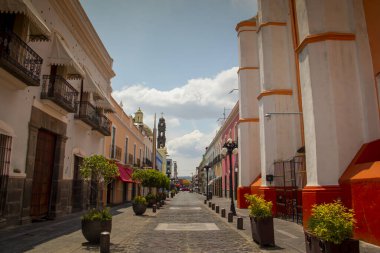 Puebla 'da günlük hayat Covid-19 sağlık durumu sırasında, yüz maskeleri, kapalı iş yerleri ve neredeyse terk edilmiş sokaklarla dolu