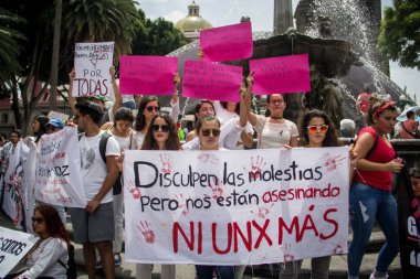 Meksika 'da kadınların ölümünü protesto etmek için yetkililere başvurun.