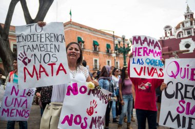 Meksika 'da kadınların ölümünü protesto etmek için yetkililere başvurun.
