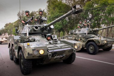 Meksika ordusu bir şarjörde silahlarla yürüyor.