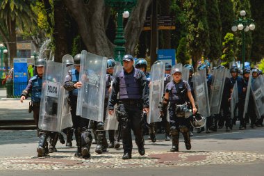 Puebla Eyalet Polisi 'nin Meksikalı ajanları Covid-19 Coronavirus acil durumu sırasında izliyorlar.