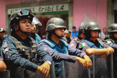 Puebla Eyalet Polisi 'nin Meksikalı ajanları Covid-19 Coronavirus acil durumu sırasında izliyorlar.