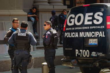 Puebla Eyalet Polisi 'nin Meksikalı ajanları Covid-19 Coronavirus acil durumu sırasında izliyorlar.