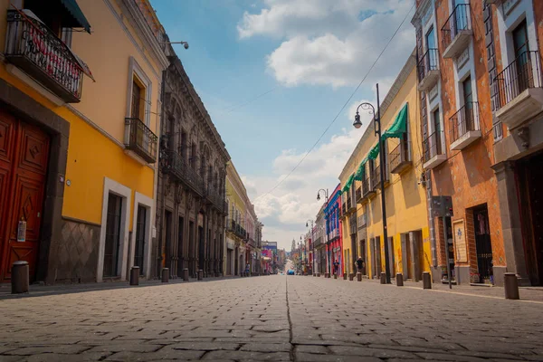 Puebla 'da hayat, Covid-19 sağlık durumu sırasında yüz maskeleri, kapalı iş yerleri ve neredeyse terk edilmiş caddelerle dolu.
