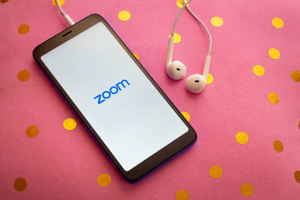 Pembe minderli kulaklıklı akıllı telefona zoom mobil uygulama. Yakınlaştırma kullanıcıları oturumları kaydetmeyi, projelerde işbirliği yapmayı ve o oturumları paylaşmayı veya not almayı seçebilirler