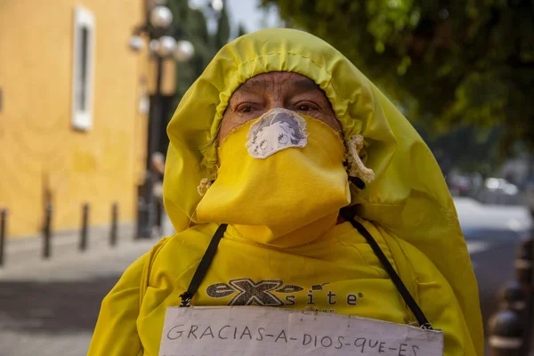 Puebla 'da günlük hayat Covid-19 sağlık durumu sırasında, yüz maskeleri, kapalı iş yerleri ve neredeyse terk edilmiş sokaklarla dolu