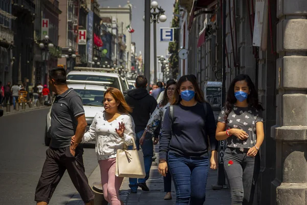 Puebla 'da günlük hayat Covid-19 sağlık durumu sırasında, yüz maskeleri, kapalı iş yerleri ve neredeyse terk edilmiş sokaklarla dolu