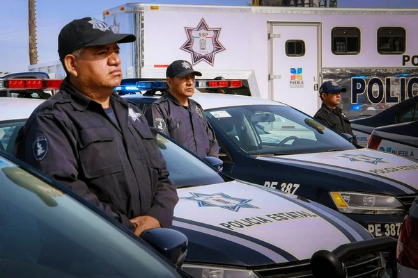 Puebla Eyalet Polisi 'nin Meksikalı ajanları Covid-19 Coronavirus acil durumu sırasında izliyorlar.