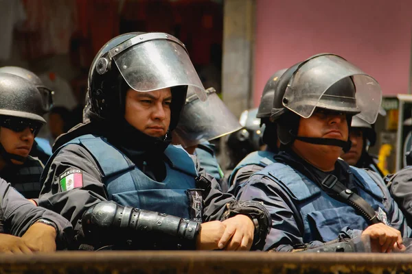 Puebla Eyalet Polisi 'nin Meksikalı ajanları Covid-19 Coronavirus acil durumu sırasında izliyorlar.