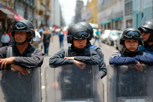 Puebla Eyalet Polisi 'nin Meksikalı ajanları Covid-19 Coronavirus acil durumu sırasında izliyorlar.