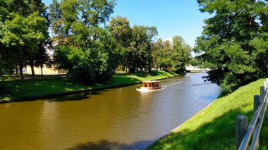 Yaz günü parktan geçen küçük bir toplu taşıma gemisi..