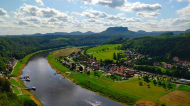 Kurort Rathen kasabası ve Elbe nehri Saxon İsviçre, Almanya 'da güzel bir yaz günü yokuş yukarı göründüler..