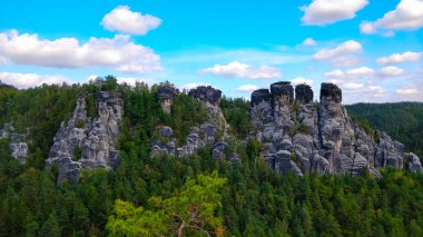 Elbe, güzel bir yaz günü Sakson İsviçre 'nin ulusal parkında kayalar..