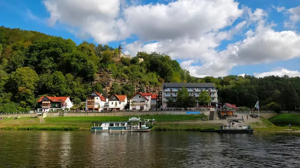 Lokal Färja Passerar Elbe Floden Lilla Staden Kurort Rathen Tyskland — Stockfoto