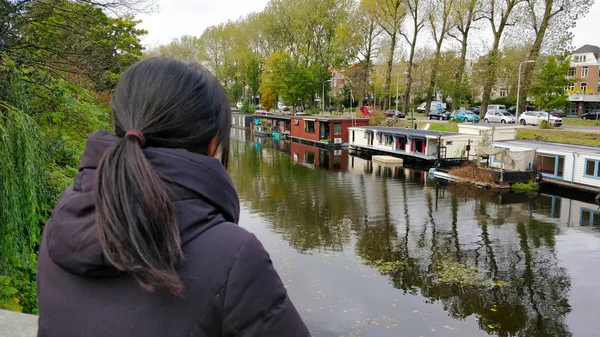 Thoughtful Girl Ponytail Watching Houseboats Anchoring River — 스톡 사진