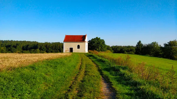 Trávníková Cesta Kaple Krásné Evropské Krajině Během Letního Dopoledne — Stock fotografie