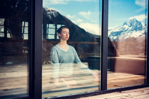 Mujer joven meditando — Foto de Stock