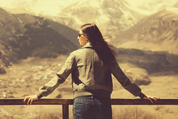 Mujer disfruta de vista montaña — Foto de Stock