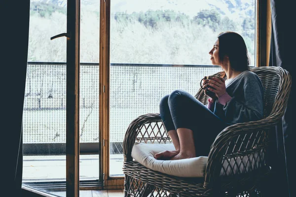Žena se těší její ranní čaj — Stock fotografie