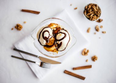 Kızarmış muz ile dondurma