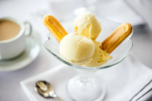 Ice cream with savoiardi cookies — Stock Photo, Image
