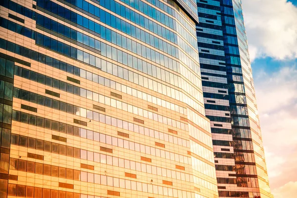 Edifício de arranha-céus moderno — Fotografia de Stock
