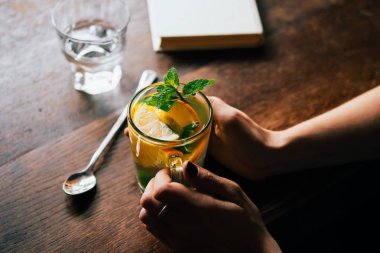 Bir kafede sıcak çay